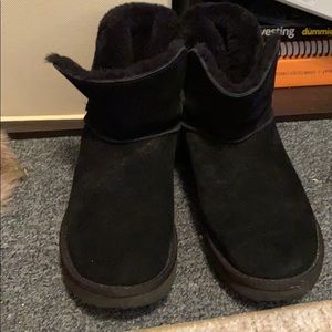 Short black Ugg’s
